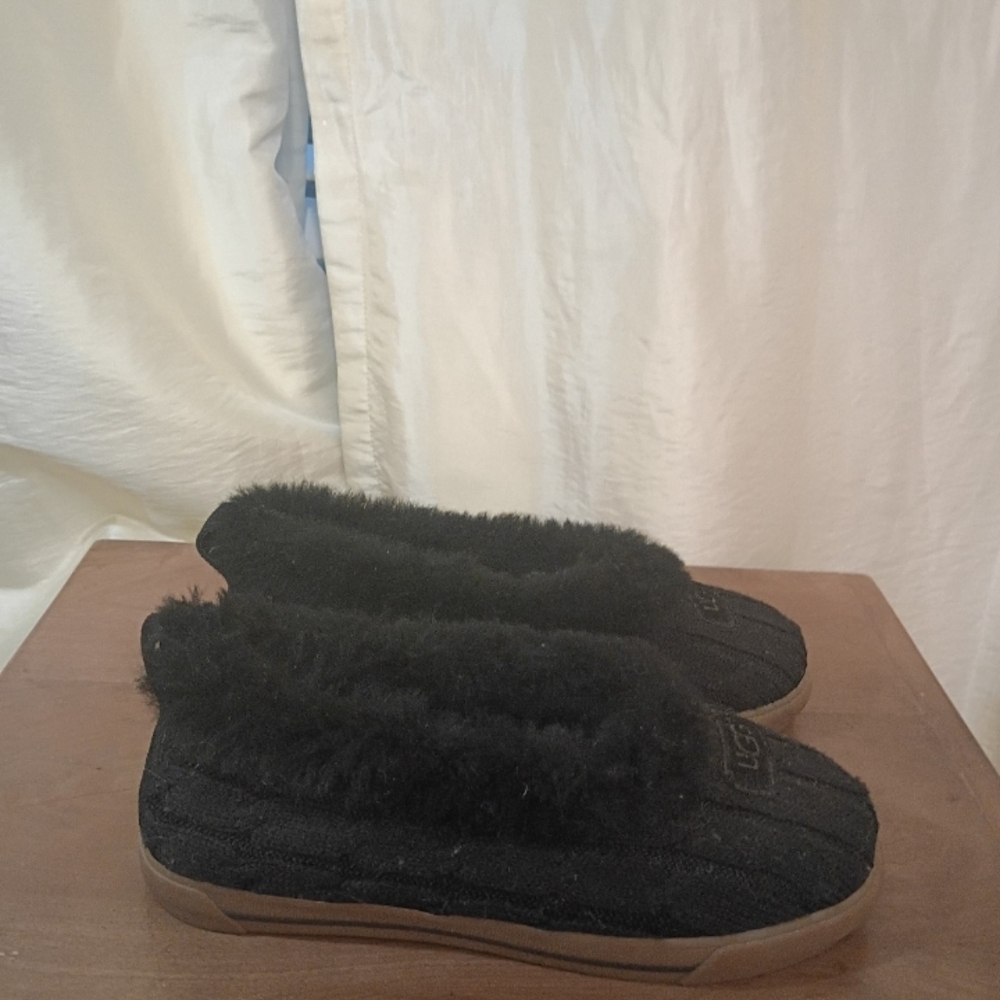 UGG Women's Slippers - Black and Tan